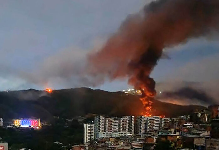 Ataque aéreo al fuerte Tiuna, el mayor complejo militar de Venezuela.