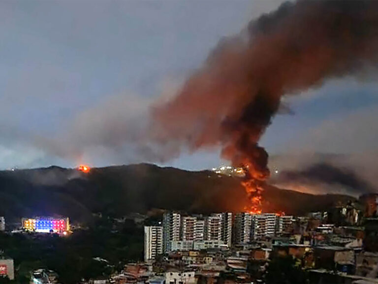 Ataque aéreo al fuerte Tiuna, el mayor complejo militar de Venezuela.