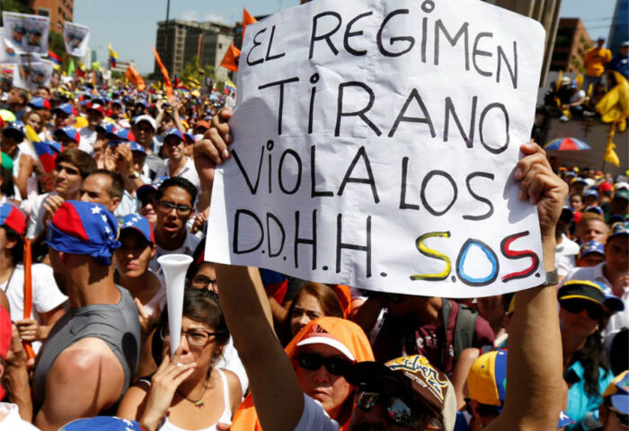 Venezolanos protestando en las calles contra el gobierno de Maduro. Foto: Carlos García / Reuters