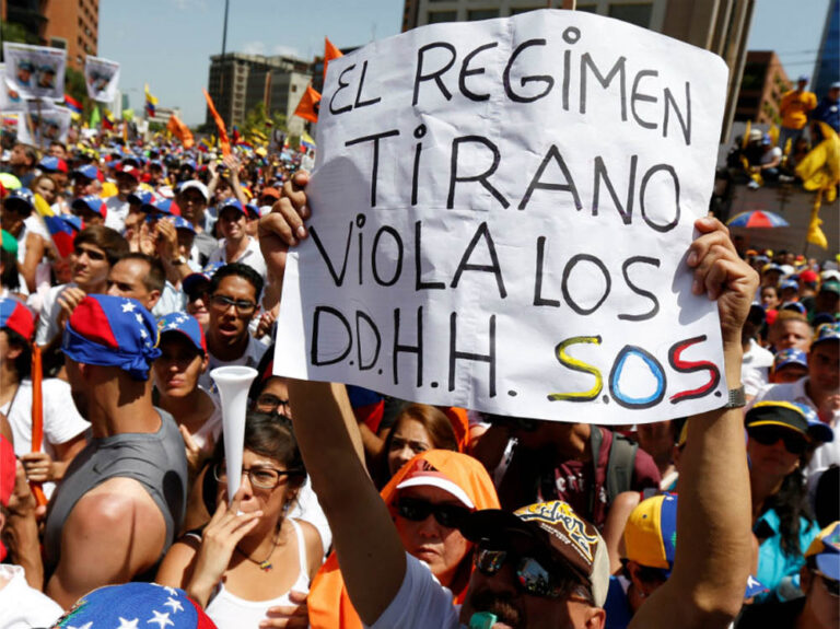 Venezolanos protestando en las calles contra el gobierno de Maduro. Foto: Carlos García / Reuters