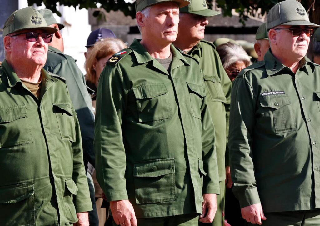 Diaz-Canel junto al Ministro de las Fuerzas Armadas, Álvaro López Miera, y el Ministro del Interior, Lázaro Alberto Álvarez Casas.