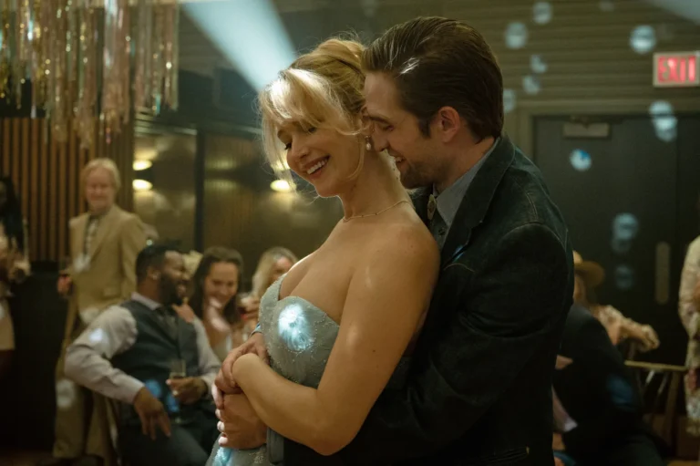 Fotograma de "Die, My Love" (2025) de Lynne Ramsay.