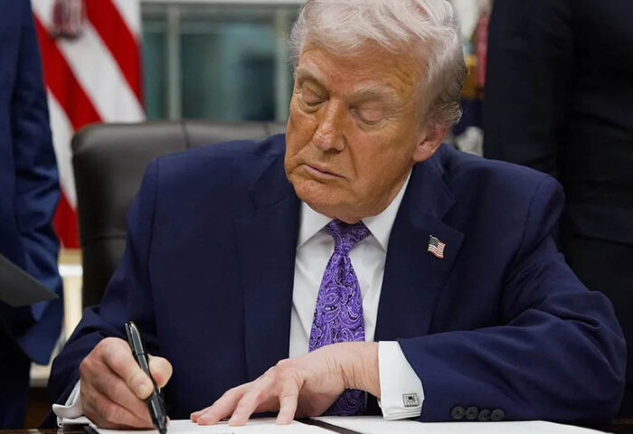 Donald Trump firma una orden ejecutiva.
