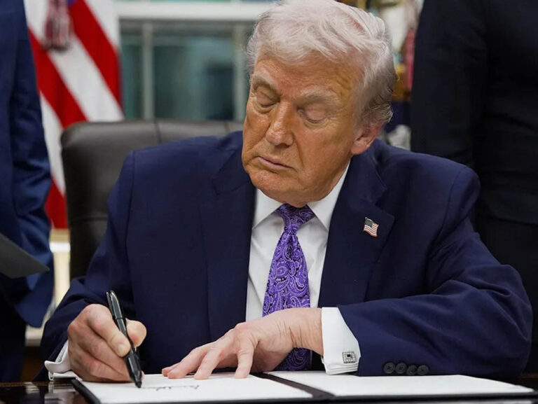 Donald Trump firma una orden ejecutiva.