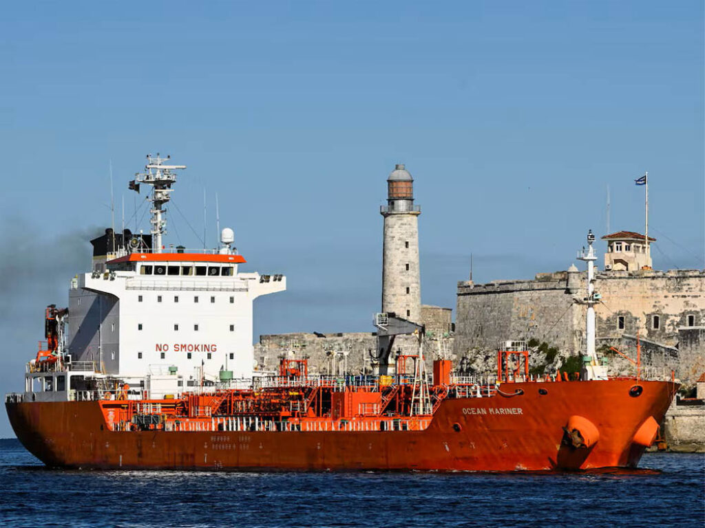 El petrolero Ocean Mariner en la bahía de La Habana, el 9 de enero de 2026, entrega combustible mexicano a Cuba. Foto: Norlys Pérez / REUTERS