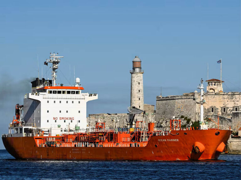El petrolero Ocean Mariner en la bahía de La Habana, el 9 de enero de 2026, entrega combustible mexicano a Cuba. Foto: Norlys Pérez / REUTERS