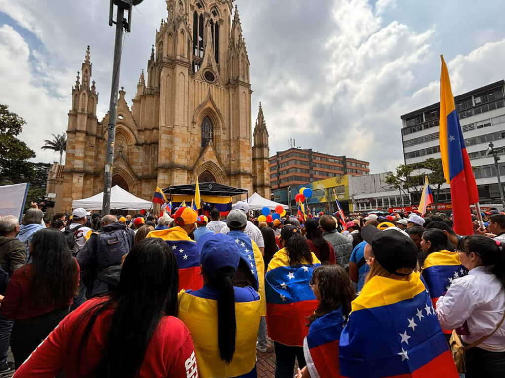 Exiliados venezolanos celebran en Madrid la caída del régimen de Nicolás Maduro.