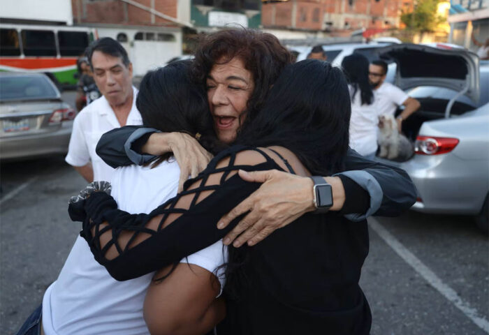Familiares de los presos políticos se abrazan a las afueras del centro penitenciario Rodeo I.