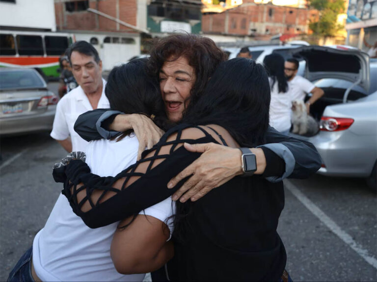Familiares de los presos políticos se abrazan a las afueras del centro penitenciario Rodeo I.