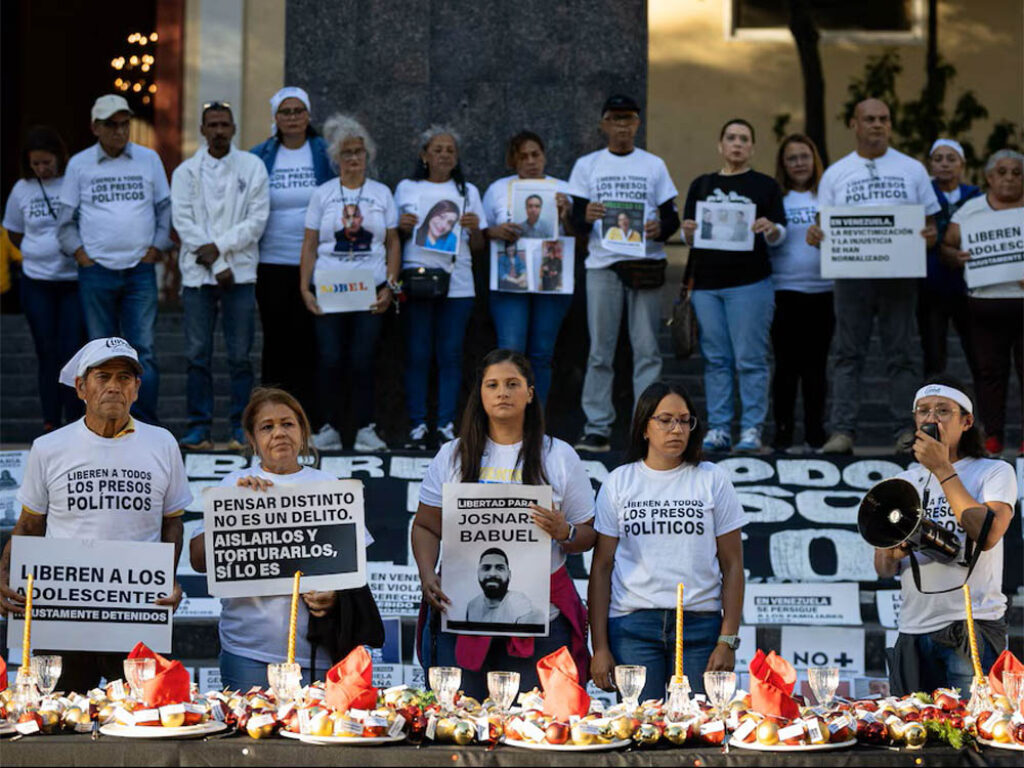 Familiares de presos políticos en Venezuela exigen su liberación. Foto: Ronald Peña / EFE