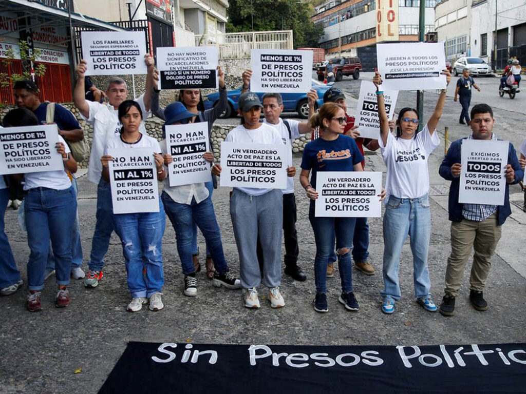 Familiares de presos políticos venezolanos protestan frente al Helicoide. Foto: Leonardo Fernández Viloria / Reuters