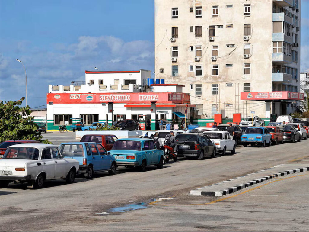 Fila de vehículos para abastecerse de combustible en La Habana, 21 de enero de 2026. Foto: Ernesto Mastrascusa / EFE