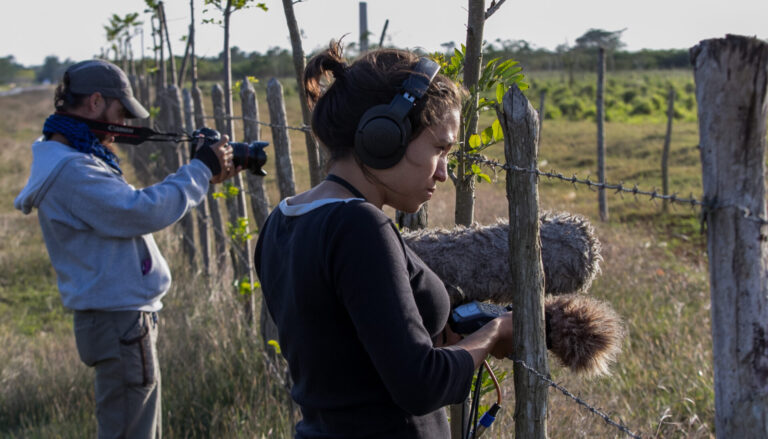 Cineastas cubanos en un rodaje. Foto: Alejandro Ramírez Anderson.