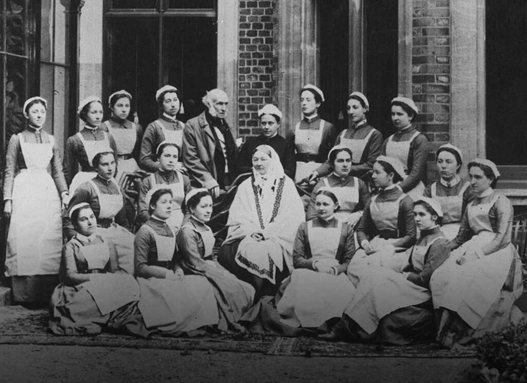 Florence Nightingale (en el centro) en 1886 con sus alumnas de enfermería del hospital de Saint Thomas.