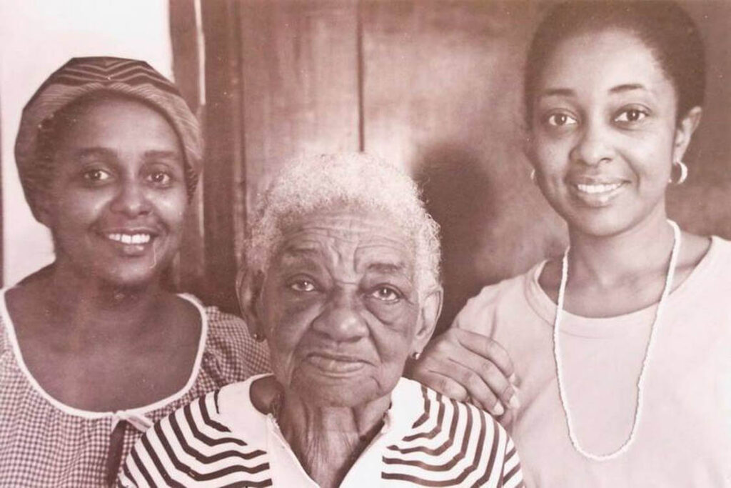 Gloria Rolando con su hermana y su abuela Inocencia, a quien evoca en el documental "Diálogo con mi abuela".