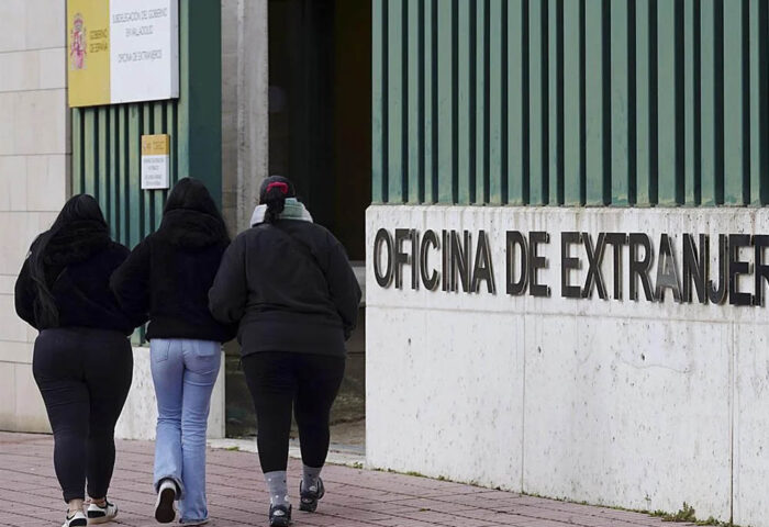 Inmigrantes en una oficina de extranjería en España. Foto: Nacho Gallego / EFE