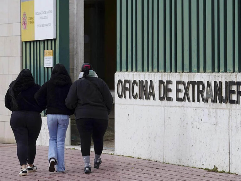 Inmigrantes en una oficina de extranjería en España. Foto: Nacho Gallego / EFE