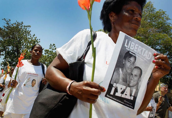 Las Damas de Blanco exigen la liberación de los presos políticos en Cuba.
