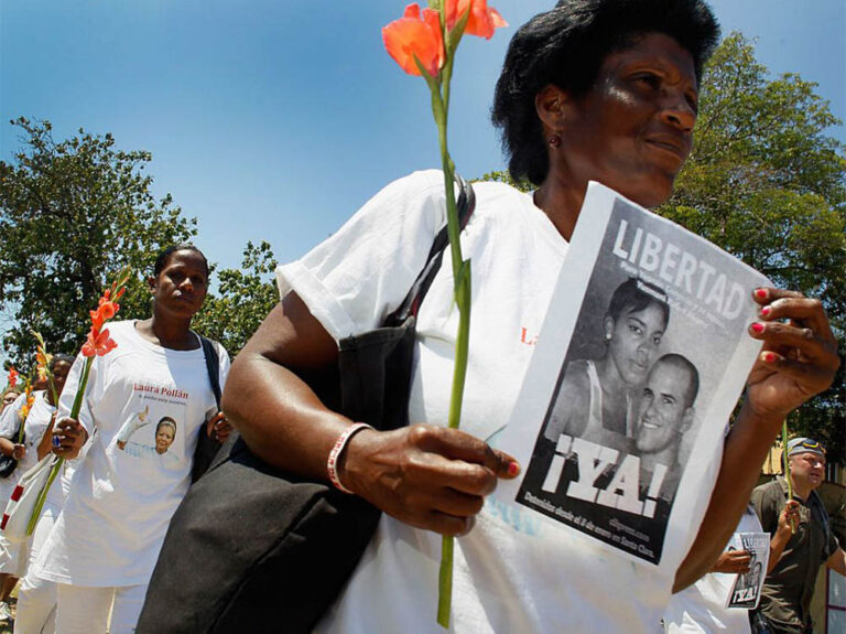 Las Damas de Blanco exigen la liberación de los presos políticos en Cuba.
