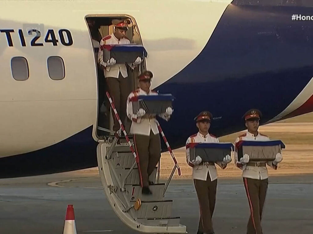 Llegan a Cuba los restos de los 32 militares muertos en el ataque de EE.UU. a Venezuela.