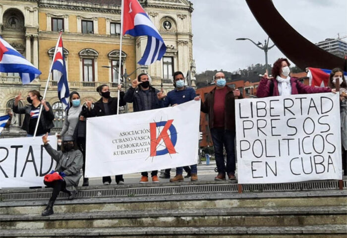 Manifestación en España por la liberación de los presos políticos y el fin de la represión en Cuba.