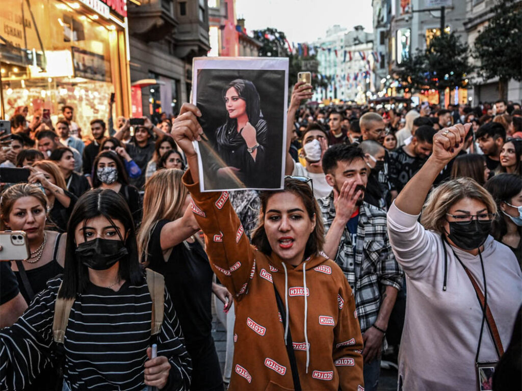 Manifestantes iraníes protestan en Istanbul en 2022 por el asesinato de Mahsa Amini. Foto: Ozan Kose / AFP