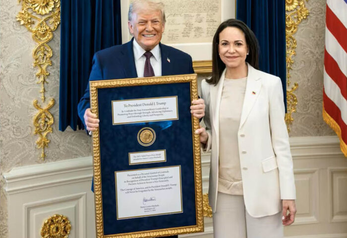 María Corina Machado regala a Donald Trump la medalla del Premio Nobel de la Paz.