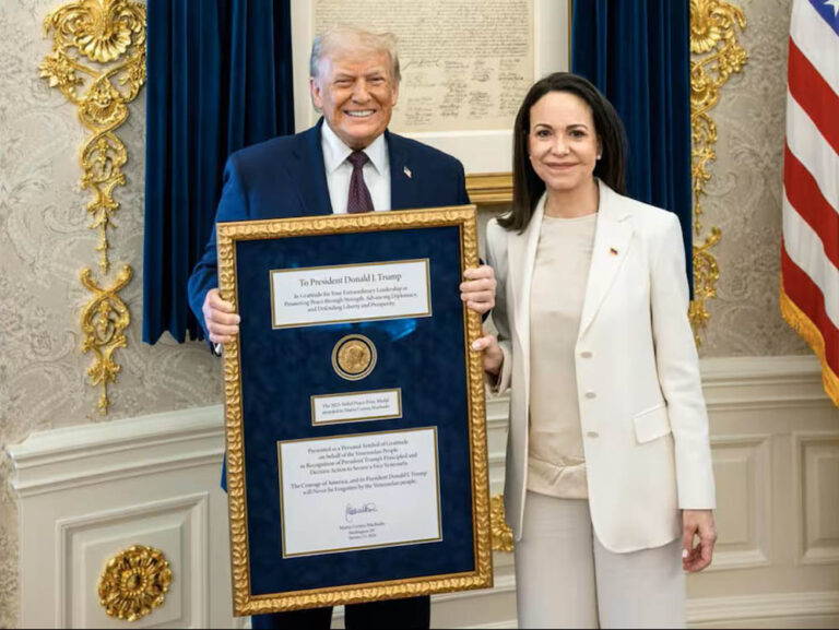 María Corina Machado regala a Donald Trump la medalla del Premio Nobel de la Paz.
