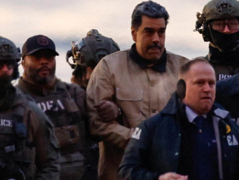 Nicolás Maduro escoltado por agentes de la DEA hacia el Distrito Sur de Nueva York.
