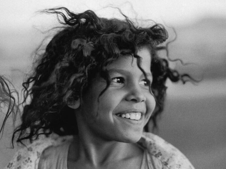 Sabine Weiss: "La pequeña niña egipcia" (1983).