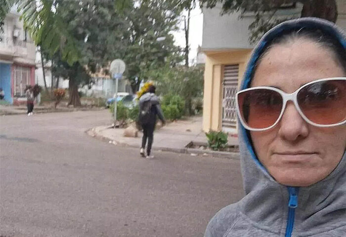 Yoani Sánchez fue interceptada por agentes de la policía política cubana y obligada a regresar a su casa. Foto: 14ymedio