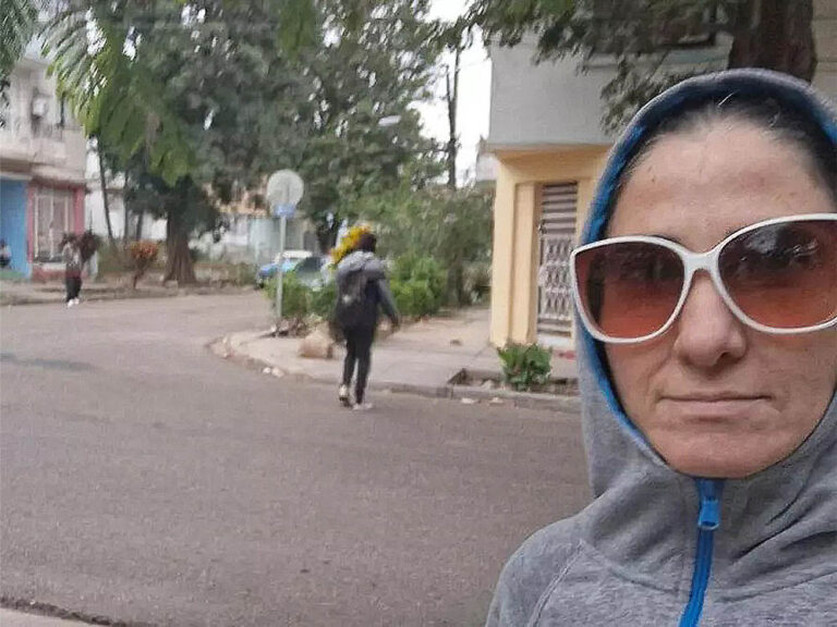 Yoani Sánchez fue interceptada por agentes de la policía política cubana y obligada a regresar a su casa. Foto: 14ymedio