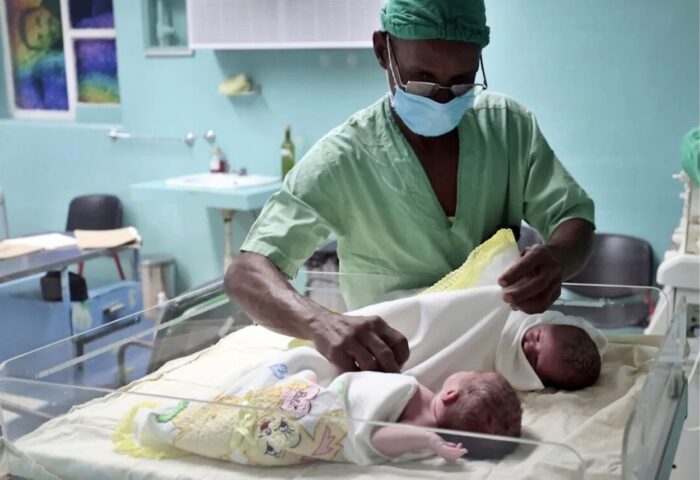 Médico atendiendo un recién nacido.