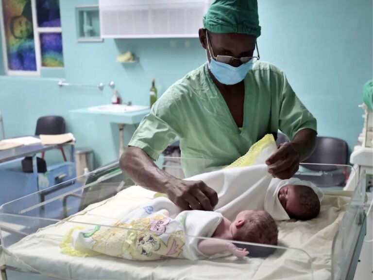 Médico atendiendo un recién nacido.
