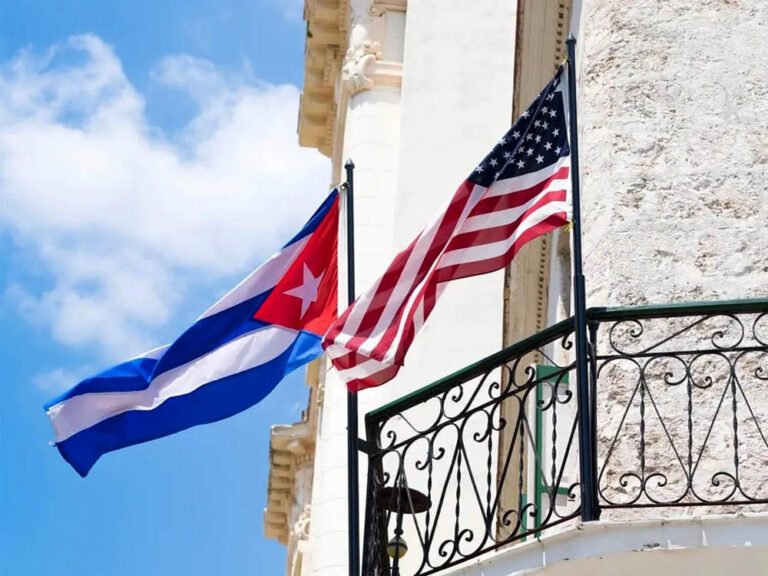 Banderas de Cuba y Estados Unidos ondearon en La Habana durante el deshielo de 2014-2017.