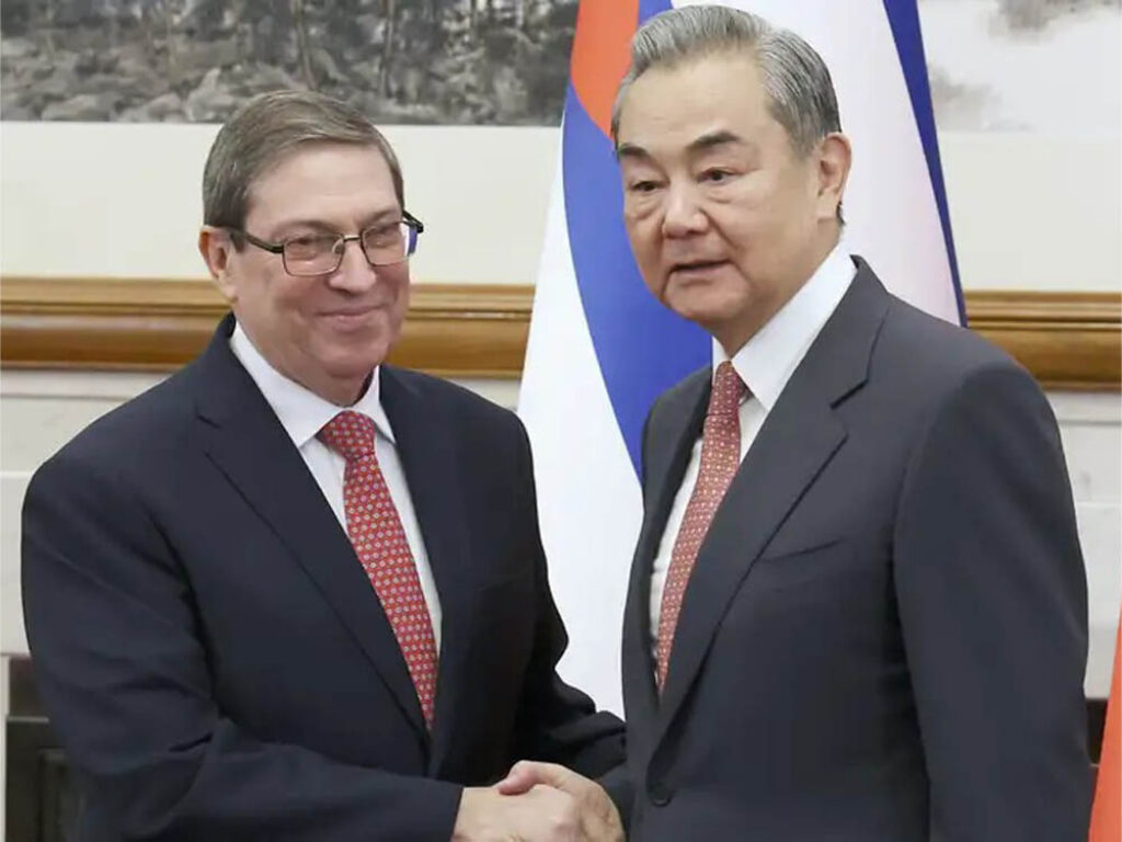 Bruno Rodríguez junto a su homólogo chino, Wang Yi, el 5 de febrero de 2026. Foto: Kyodo