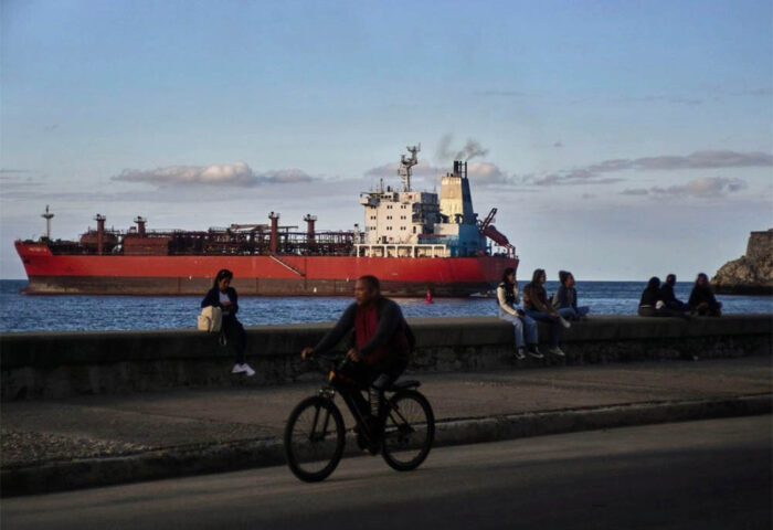 Buque cisterna sale de la bahía de La Habana, 4 de febrero de 2026. Foto: AP