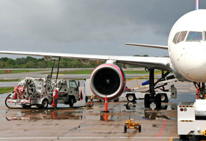 Cuba suspende el suministro de combustible para aviones por un mes.