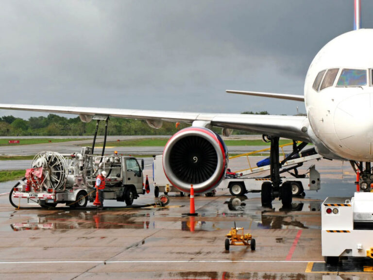 Cuba suspende el suministro de combustible para aviones por un mes.