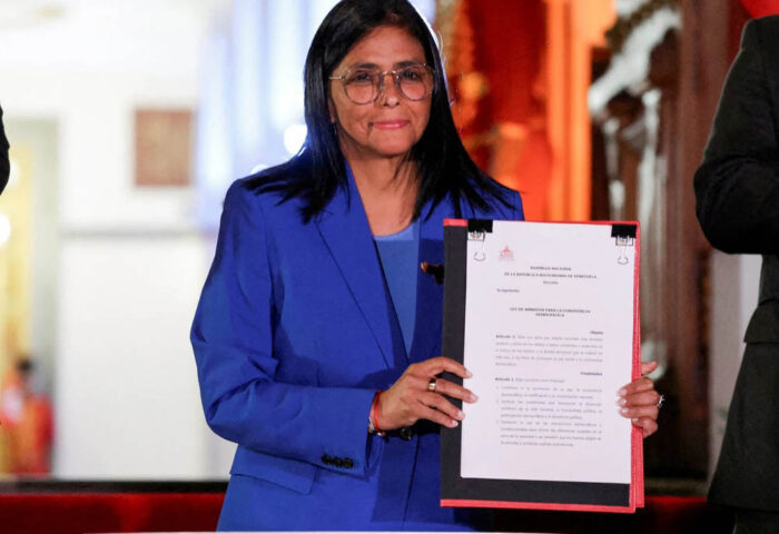 Delcy Rodríguez muestra la Ley de Amnistía aprobada por la Asamblea Nacional de Venezuela.