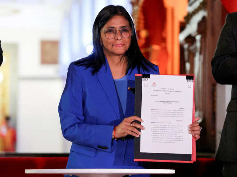 Delcy Rodríguez muestra la Ley de Amnistía aprobada por la Asamblea Nacional de Venezuela.