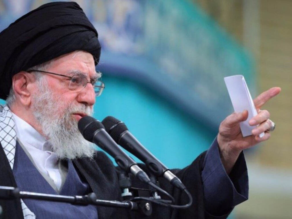 El ayatola Jomeini advierte a Estados Unidos sobre las consecuencias de un ataque a Irán.