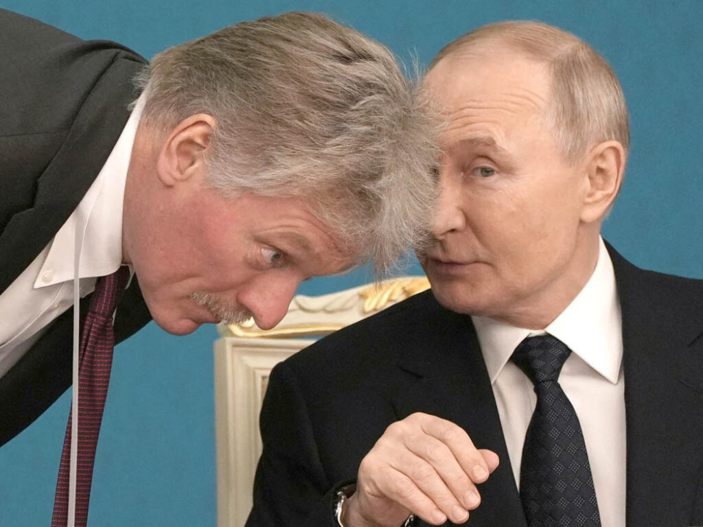 El portavoz del Kremlin, Dmitri Peskov, junto al presidente ruso Vladimir Putin.