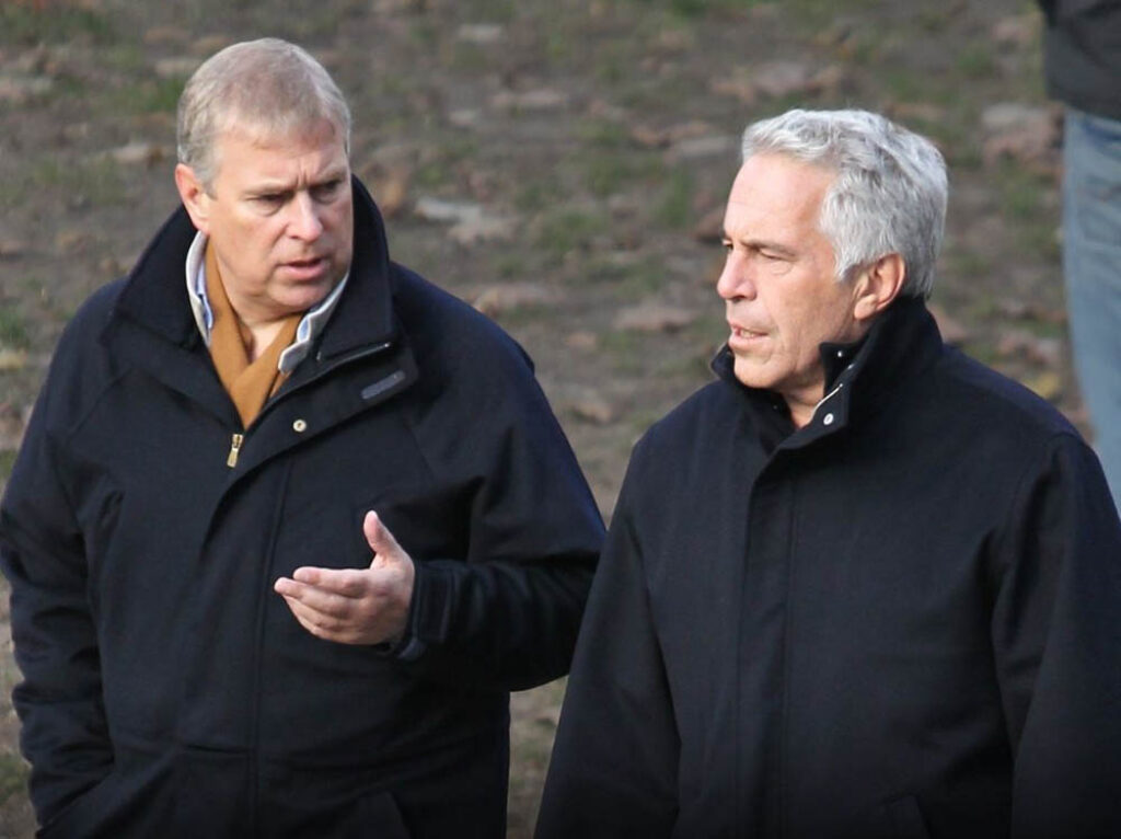 El entonces príncipe Andrés junto a Jeffrey Epstein.