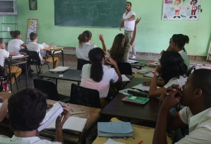 Estudiantes en aula cubana.