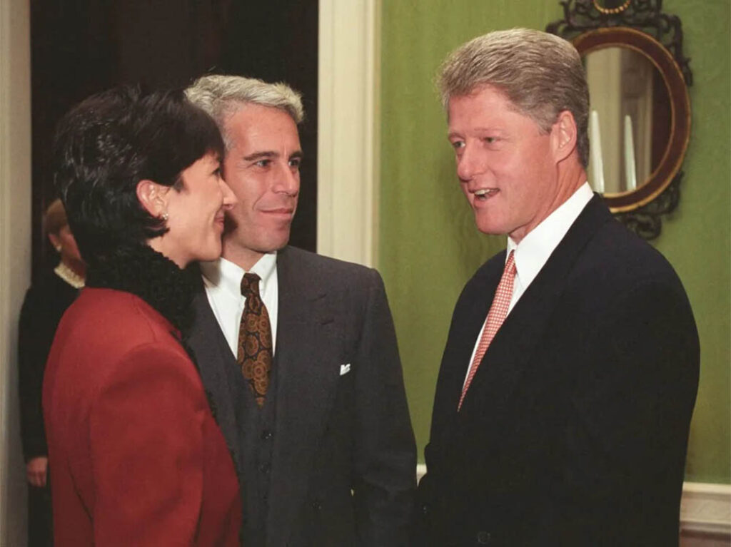 Ghislaine Maxwell y Jeffrey Epstein visitan al presidente Bill Clinton en la Casa Blanca en 1993.