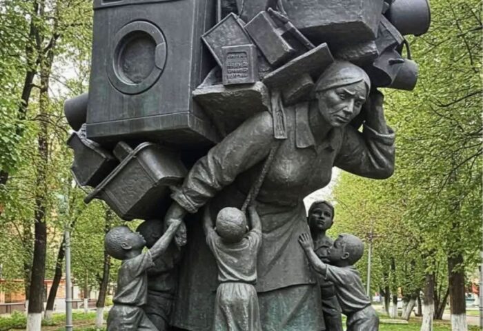 Escultura La Mujer Que No Hace Nada.