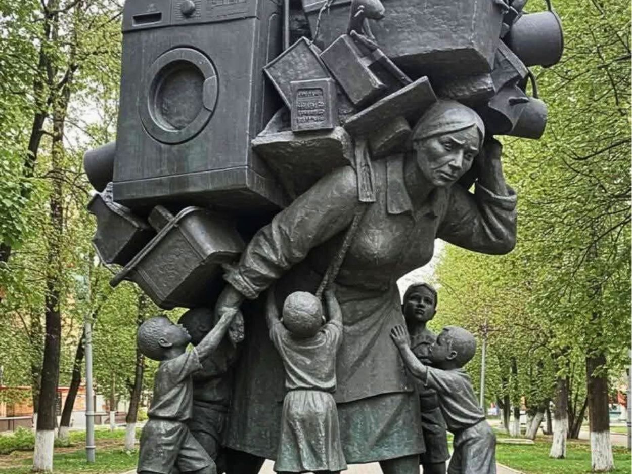 Verificación | La escultura “La mujer que nunca hizo nada”, convertida en fenómeno viral, no existe