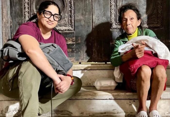 La activista Lara Crofs junto a una de las personas que recibió ayuda.