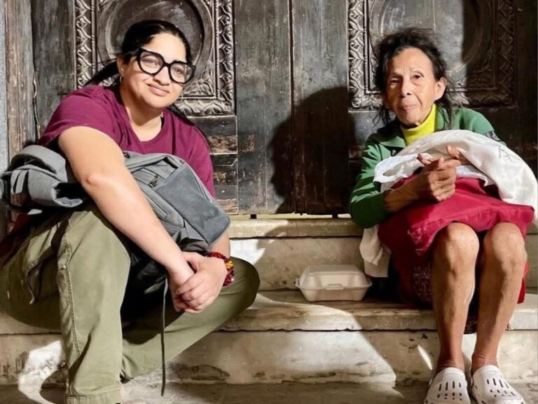 La activista Lara Crofs junto a una de las personas que recibió ayuda.